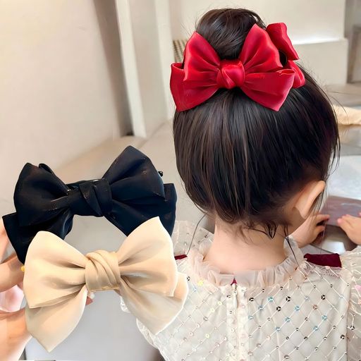 【大人可愛いボウタイデザイン】柔らかいサテン / ベルベット素材で作られた立体ボウタイが特徴のクリップです。上品で華やかな雰囲気が魅力で、お団子ヘアやハーフアップにぴったりです。 【髪が多い方でもしっかり固定】噛み合わせの良い内歯付きクリップで、髪が多い方のお団子ヘアもしっかりホールド。滑り止め加工でズレ落ちにくいです。 【髪に優しく傷みにくい設計】滑らかなエッジ加工で髪を優しくキャッチ。髪を傷めにくく、長時間使用しても痛くなりにくいです。 【3 色セットで使い分け自在】ベージュ・ブラック・レッドの 3 色セットで、その日の気分やコーデに合わせて使い分けられます。 【多用途で使いやすい】通勤・通学、デート、お出かけなど、様々なシーンで使えます。プレゼントにも最適です。