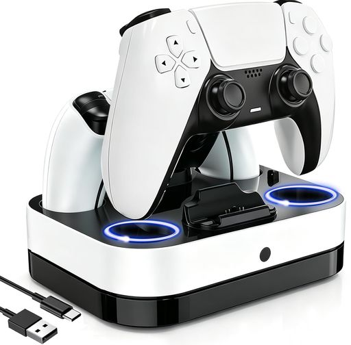 【対応機種】このPS5 コントローラー 充電スタンドはPS5 Dual-SenseとPS5 Dual-Sense Edgeに適用できます。ご注意: 保護ケースを付けたまま充電には対応していません。 【2台同時充電可能】この PS5 コントローラー充電スタンドは、コントローラーを2台同時に充電でき、とても便利です。スタンドに置くだけで充電可能、フル充電には約 2.5 時間かかります。ご注意:アダプターが付属していません、充電時は5V-3A出力の仕様のアダプターを使用してください、3A 未満の充電器は2つのコントローラーを同時に充電できません。 【過充電を防ぐ】PS5 コントローラー用充電ステーションは過電流および過電圧保護機能があり、充電中の過熱やショートを防ぎ、安全で信頼性の高い充電プロセスを確保します。これによりバッテリーの劣化を防ぎ、長期間安心して使用できます。ゲームの途中で充電切れを心配することなく、快適にプレイが楽しめます。ご注意:PS5コントローラーのみに適しており、他のタイプのコントローラーとは互換性がありません。