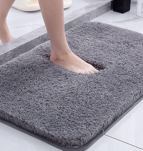 【抜群の吸水性・速乾性】表面はマイクロファイバー素材を使用して、表面の繊維には複数の吸水孔があり、瞬間的に水分を吸収することができます。入浴後の足の水滴を吸収し、足をさらさらさせます。マイクロファイバーは通気性が強くて、表面の水分が急速に蒸発し、次に使う人にも不快感を残さないのがうれしい! 【滑り止め付きで安心】玄関マットの裏面はTPR材質のすべりどめ加工を施しています。滑り止めに優れ、安全に使えます。老人も子供も安心して使えます。 【柔らかな肌触り】足ふきマットの表地は、より高密度で毛足が25ミリほど長いマイクロファイバーで作られ、ふわふわでやわらかいパイルが足に心地よいクッション性を与え。アップグレードされたマイクロファイバーの表面は、簡単に摩耗しない柔らかい毛で、並外れた通気性、柔らかさ、快適さを保証します。冬の寒い季節は暖かい感じがします。夏にはさらさらで快適、一年中使えます。 【多用途マット】お風呂場から出たすぐのところではなく、洗面台の前、玄関に置いて使用可能です。