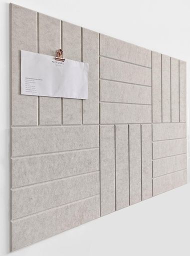 1 【6枚でちょうどいい拡張サイズ – オフィス・家庭に最適】 30x30cmのフェルトボード6枚セット。最大90x60cmまで自由にレイアウト可能。12枚タイプより軽量・コンパクトで、壁への負担が少なく、オフィスのデスク横・家庭のキッチンや子供部屋に「ちょうどいい広さ」を提供。広すぎず、狭すぎない絶妙なサイズ感。 2 【貼るだけ簡単・賃貸でも壁を傷めない – 一人暮らしもファミリーも安心】 付属の高粘着アクリル両面テープで壁紙に貼るだけ。強力接着で落下を防止し、剥がすときは糊残りゼロ・壁紙を傷めないので、賃貸にお住まいの方や模様替え頻度の高い方に安心。工具不要で女性・シニア・お子様のおられるご家庭でも簡単に設置可能。 3 【コルクより高密度・画鋲が抜けない – オフィス・店舗での頻繁な使用に最適】 コルクボードと違い、木くずが出ず長期間美しい状態をキープ。ポリエステル繊維を高密度圧縮し、画鋲の抜き差しで穴が広がらず、繰り返し使用しても固定力が落ちません。会議室やカフェなど、頻繁に掲示物を入れ替える環境に最適。9mmの厚みが画鋲の壁貫通を防ぎ、壁面をしっかり保護します。