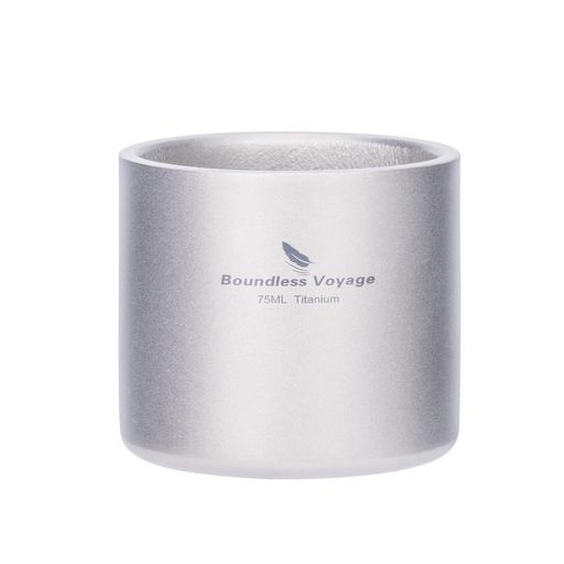 ✅【商品詳細】材質:チタン·容量(約):75ml·重量(約):45g·サイズ(約):58x52mm·セット内容:ダブルウォールマグx1、メッシュ収納袋x1 ✅【チタン製のマグカップ】軽量で錆びにくく、耐食性抜群で、親和性の高い金属のため体にとても優しい。チタンそのものは原子構造が安定しているため、余計な化学反応を起こしません。無味無臭で、飲料の味を変えなく、酒、お茶、コーヒーなど本来の風味を最大限に引き出します。 ✅【二重構造】湯呑のようなチタン製のマグカップ。二重構造は保温・保冷性に優れているため、さまざまな飲み物を楽しめます。熱い飲み物を入れてもカップの表面が熱くならないので安心。 ✅【使いやすいデザイン】実用性を追求したシンプルでスタイリッシュなデザイン。マットな質感で手触りも良く、晩酌など毎日使いはもちろん、キャンプなど野外でお酒を手軽に楽しみたい時に丁度良い容量。マグカップやコーヒーカップとしてだけでなく、ティーカップやお猪口としても使用できます。 ✅【気軽に持ち運び可能】重さわずか45 g、メッシュ収納袋付きで携帯性に優れています。