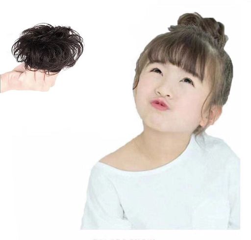 簡単に装着:シュシュタイプなので、お団子にした地毛に巻くだけで、不器用さんも簡単に装着可能 馴染みやすい:ウイッグ特有のテカリのない耐熱ファイバーを採用し、より自然に、地毛に馴染みやすい アレンジ自由自在:ツインスタイルにしたり、ハーフアップお団子スタイルにしたりなどヘアアレンジ自由自在 シュシュウイッグを被ってから、お花やリボンで飾れば手軽にお嬢様ヘアスタイル完成