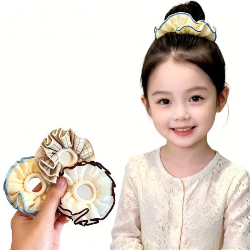 甘く優しいナチュラルカラーフリルデザイン:柔らかい布製フリルのヘアゴムが、ナチュラルなベージュ・ブラウン系カラーで 3 個セットになっています。どんな服装にも馴染み、お団子ヘアや三つ編みを上品に彩ります。 髪に優しく跡が残りにくい:柔らかい布素材が髪を優しく包み込み、結んだ後も髪に跡が残りにくい設計です。子供の細い髪でも絡まりにくく、引っ張って痛がる心配がありません。 高弾力で長持ち:伸縮性に優れた弾力糸を採用し、子供の髪量に合わせてしっかりホールドします。繰り返し使っても伸びにくく、切れにくい耐久性に優れた仕様です。 安全素材で安心:肌に優しい布素材を使用しているので、敏感肌のお子様でも安心して使えます。尖った部分がなく、小さなお子様でも安全に使用できます。 多用途で使いやすい:日常のお出かけ・幼稚園・保育園・お誕生日会・写真撮影など、様々なシーンに対応可能。ポニーテール・お団子ヘア・ツインテールなど、どんなヘアスタイルにも馴染みます。