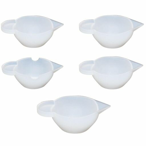 【サイズ】65mmx44mmx20mm パッケージ内容:カラーパレットx5 【材質】柔らかいシリコンゴム製。お手入れが簡単で耐久性があります。半透明で着色剤の色味を確認しやすく、使用後に片付けもラクラクです。 【安定性】底がフラットなボウルタイプ,コンパクトなデザインで安定性に優れたパレットです。片手で混ぜても倒れなく、調色スティックを縁の凹みに置いてもひっくり返ったりしません。 【使いに便利】取手の部分に着色剤を出し、お好みの濃度に調節しながら色を混ぜることができるので、便利です。V型の注ぎ口で少しずつレジンを流すことができます。 【適用範囲】レジン道具だけではなく、アロマクラフトやジェルネイルなどにもお使いいただけます。創作の楽しさを高め、さまざまな手芸ニーズに応え、自由な発想を解き放つことができます。
