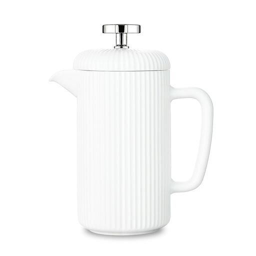 容量たっぷりの650ml:一度に2〜4杯分の濃厚なコーヒーを完璧に抽出できます。一人で静かな朝を楽しむのに最適であり、友人や家族と素敵なコーヒーブレイクを共有する際にも理想的です。 時代を超えたデザイン:上品なリブ付きセラミックと磨かれたステンレススチールで作られたこのフレンチプレスは、ヴィンテージ感のある質感と洗練された耐久性のある性能を融合させています。その触覚的なシルエットは、現代のキッチンにクラシックな洗練さをもたらし、長く続くスタイルと日々の抽出の喜びを提供します。 優れた風味の抽出:本格的なフレンチプレス方式を採用し、お気に入りの挽いたコーヒーから豊かなオイルと力強い風味を最大限に引き出し、自宅でカフェ品質の一杯を提供します。 優れた保温性:厚みのある陶器の本体は、理想的な提供温度を自然に維持し、最初の一口から最後の一口まで、コーヒーを美味しく熱く、香り豊かに保ちます。 コーヒーを超えて - 多用途ブリューワー:オールインワンの飲料メーカーです。散茶を浸すのにも適しており、ラテ用のミルクを泡立てたり、簡単にコールドブリューを作ることもできます。