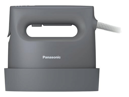 パワフルな浸透スチームで、シワのばしも脱臭・除菌も。約15%アップ(従来品比)した平均 約15g/分のパワフルなスチームが繊維の奥まで浸透。ハンガーにかけたまま、手軽にシワのばしも、洗いにくい衣類の脱臭・除菌も。 どんな向きにでも使える。時間がない時でも使える。スチームが360°どの方向に傾けてもたっぷり噴射するから、丈の長い衣類でも使いやすい。さらに、約19秒で立ち上がるから時間のない時でもサッとかけられる。 大容量なのに軽量・コンパクト。だから軽々かけられる。約115mLの大容量タンクながら、本体質量は約690gと軽量。持ち手と本体の重心を近づけた「手のひら感覚の重心設計」で扱いやすい。