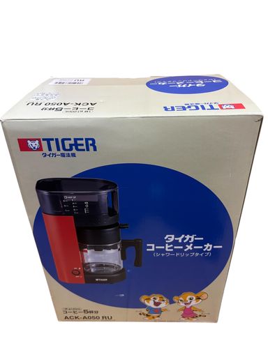 プロの手に近づいた香り立つ本格コーヒーが楽しめるシャワードリップタイプ お手入れし易い、取り外し可能式上部タンク採用 コーヒーカップ5杯分 メーカー型番: ACK-A050 カラー: アーバンレッド〈RU〉 消費電力: 550W 満水容量: 0.66L サイズ: 1幅8.1x奥行13.9x高さ30.8cm 重量: 1.6kg