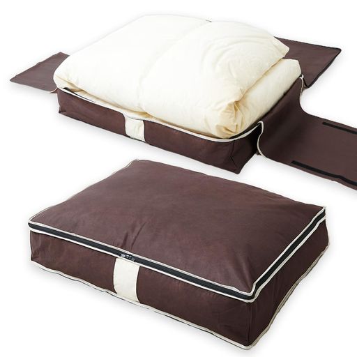 【商品仕様】商品サイズ/(約)90x69x18cm、適応サイズ/ダブル羽毛布団1枚、材質・成分/本体:ポリプロピレン不織布、窓:EVA樹脂 【幅広テープでスッキリ収納】ボリュームのあるかさばる羽毛布団も、手間をかけずコンパクトに収納。シーズンオフの布団や普段使わない来客用の布団の収納にも。 【炭のチカラで消臭】炭加工シートを挟んだ3層構造収納ケースで、気になる汗のニオイ・加齢臭を消臭!※炭加工シートは底面(キルト面)に使用しています。 【押入れの隙間に】スリムに収納できるから押入れの隙間にピッタリ収まります。中身が見える透明窓付きだから、収納したものがひと目で分かる。