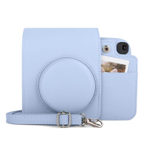 【互換性】 Instax Mini 13 / Mini 12 インスタントカメラ専用に設計されています。このケースは、実機の型起こしに基づいて設計されており、カメラにぴったりフィットしながら、カメラの機能ボタンやレンズの繰り出しの通常使用には影響しません。 (ご注意:fuji instax Mini 13 および Mini 12 カメラ専用に作られております。他のモデルとの互換性はありません。カメラ本体は付属しておりません。) 【素材】 外側は高品質PUレザーを使用し、Mini 13/12カメラをほこり、水はね、傷から守ります。内側の柔らかい層がカメラを保護し、傷をつける心配はありません。ショルダーストラップの接続部分は丈夫な縫製で補強されており、耐久性に優れ、長くご使用いただけます。 【実用的なデザイン】 この保護ケースは、スナップボタンで固定された取り外し可能なトップカバーを備え、カメラをしっかりと保護します。撮影時には、カバーを取り外し、ケース背面のスナップボタンに逆向きに取り付けて簡単に収納できます。メインの開閉部はマグネット式で、スムーズに開け閉めが可能です。