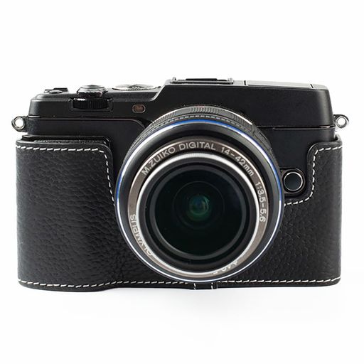 専用設計:このカメラケースはOlympus E-P5 M43専用設計のため、本体にぴったりフィット。すべての操作を妨げず、スクリーンの自由度の高い回転も可能です。マグネット式バッテリーカバーで、撮影がより快適になります 上質な素材:表面には高級な本革を使用。美しい見た目と高い耐久性を兼ね備えています。内側には柔らかなマイクロファイバーを採用し、カメラ本体をしっかり保護 洗練されたデザイン:質の高い素材と職人の手仕事が生み出す、クラシックで時代を超えたデザイン。複数のカラーバリエーションからお選びいただけます 最高のフィット感:繰り返しテストを重ねたデータに基づき、カメラ本体に完璧にフィットします。通気性に優れた本革は、使用時の手触りとグリップ感を向上させます 本品は一点一点手作りで制作されているため、天然素材の風合いや細かい手作りの味わいをご楽しみいただけます。ただし、万が一機能的な不具合などの品質問題が生じた場合は、すぐにご連絡ください。迅速に售后対応をさせていただきます