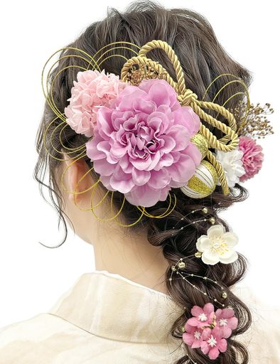 【ユニークなデザイン】この髪飾りのデザインは、全8色展開の16点セットとの多様な選択を提供しています。パーツが別々になっており、自由にアレンジ可能、さまざまなヘアスタイルが楽しめます。特徴のダリアとドライフラワーは自然的な美しさを表現しています。 【選び抜かれた素材】このヘアアクセサリーには、ドライフラワー、組紐、和玉、パールシャワーや水引など、高品質の材料が使用されています。金色は高尚で華やかな印象を与え、ヘアアクセサリーに贅沢感を加えます。複雑な手作業で新鮮さと鮮やかさをしっかり保持しています。 【簡単装着】この髪飾りは挿すだけで簡単にスタイリングが可能で、ショートヘアや子供にも対応し、さまざまな髪型に完璧にフィットします。取り付けが簡単で外れにくいので、着用者はその安定性を心配する必要がありません。 【ギフトに最適】このアクセサリーは、豊富なデザインと独特な魅力を備えているため、親しい友人や家族に贈るのに最適です。誕生日、祝日、または特別な瞬間においても、贈る人の感情と受け取る人への美しい願いを完璧に伝えます。