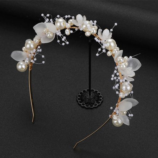 【上質な素材と精巧なデザイン】この花冠ヘアアクセサリーは、耐久性に優れた合金を組み合わせ、職人の手作業により一つひとつ丁寧に仕上げられています。それぞれのパーツは厳選された素材を使用し、繊細ながらもしっかりとした作りで、特別な日の長時間の使用にも耐える品質を実現しました。 【軽量で快適な装着感】従来のヘアアクセサリーによくある「重たい」「痛い」といった悩みに解消しました。全体重量を47gに抑え、重心を計算して配置。付け心地の軽さを実現しています。どんなヘアスタイルでも快適に使え、長時間着用しても頭皮に負担をかけません。頭のカーブに沿った3D立体成型で、ピンが頭皮に当たる面積を最小限に抑えています。 【ゴージャスでエレガントなデザイン】華やかでありながら上品なデザインは、結婚式はもちろん、成人式や記念日など、人生の節目となる大切なシーンで主役を引き立てます。光を反射する真珠の輝きとリボンの柔らかな質感が、貴女の特別な瞬間をより一層輝かせ、記憶に残る美しい装いを演出します。 【多彩なスタイリングで幅広いシーンに活躍】この花冠ヘアアクセサリーは、1つで様々なヘアスタイルやシーンに対応できる優れものです。
