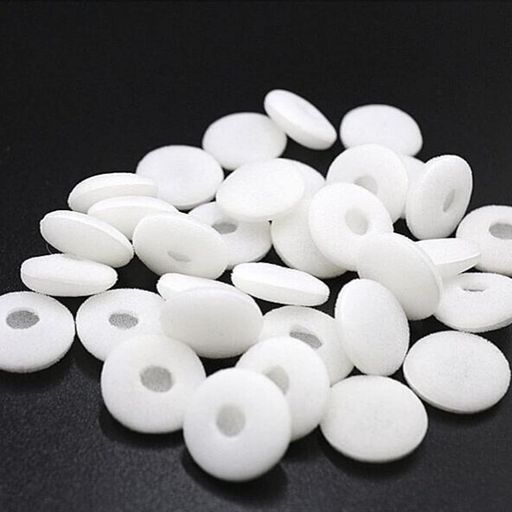 ○セット内容:イヤークッション70個セット、サイズ:18mm、カラー:白。 ○素材:高品質スポンジ素材を採用し、密度が高く、柔らかく弾力性があり、軽量で耐久性がある。 ○多機能:1、滑り止めの効果があり、イヤホンが使用中に滑りやすい現象を防ぐことができる。2、柔らかいスポンジであるため、使用時にイヤホンを装着することによる不快感を軽減することができる。3、イヤホンの使用時の音漏れを軽減し、音楽をより楽しむことができます。4、防塵作用があり、イヤホンをよりよく保護することができる。 ○大容量:70個の大容量セットなので、うっかり紛失しても心配することなく、思う存分使えて、長い間使うのに十分です。 ○適用シーン:直径1.2 CM-2 CMのイヤホンとして使用するのに適しており、置き換えのイヤホンカバーとして使用するのに適しています。
