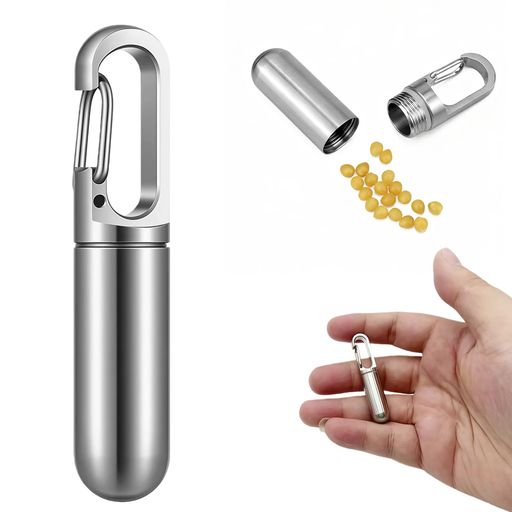 【商品仕様】小サイズ:高さ約52.5mm、外径約10.8mm、内径約9mm、重さ約12.1g。コンパクトなサイズで、持ち運びに便利な設計となっており、日常的に使いやすいサイズ感です。 【高密封防水ケース】耐食性に優れたチタン製で、軽量かつ丈夫。ゴムパッキンによる密閉設計により、防水性が高く、大切なお薬や小物を外部の湿気から守ります。水や汚れからしっかり守り、長期間使用できます。 【持ち運びに最適】コンパクトで軽量、キーホルダーに取り付け可能なデザイン。バッグやポケットにすっきり収まり、旅行や日常の携帯に便利です。通勤や通学、出張時にも重宝します。 【多用途収納】お薬だけでなく、耳栓や小物、ジュエリーなども収納でき、デザイン性も兼ね備えています。携帯灰皿としても使用でき、ペットの遺骨や遺髪を納めるメモリアルケースにも最適です。 【実用性とデザイン】シンプルでありながらおしゃれな外観。使い勝手が良く、どんなシーンでも活躍する実用的なアイテムです。
