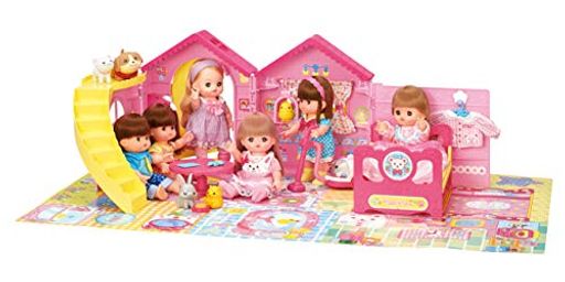 メルちゃんおせわパーツ 対象年齢:3歳以上 セット内容:ハウス本体、床シート、かいだんパーツ上・下、かぎ、おてがみ、テーブル、ハンガー2本、シールシート3枚 ベランダと階段がついたメルちゃんの新しいおうち。広げると大きなおうちに、閉じるととってもコンパクト。チャイムを押すと音が鳴るよ。シールを貼ってデコレーション。自分の好きなおうちをつくっちゃお。別売りのおうちパーツを並べて遊ぶこともできるよ。