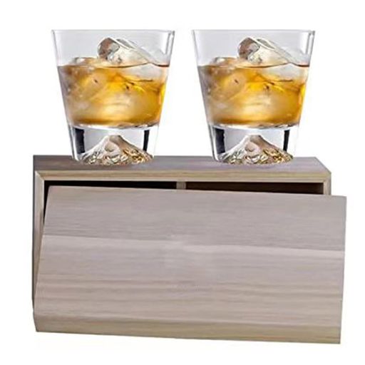 富士山グラス ペアでお届け!250mlのロックグラス2個と高級感あふれる木箱入り。日本酒やウイスキーに最適なクリスタルクリアな富士山グラスです。 耐熱容器としても使用可能なグラスロック 耐熱容器。熱いお茶や冷たいドリンクまで幅広くお楽しみいただけます。 職人による手吹き製法で作られた富士山杯。底部に浮かび上がる富士山のシルエットが上品な雰囲気を演出します。 結婚式・母の日・誕生日のプレゼントに最適。高級パウロニアボックス入りで贈り物としても喜ばれます。 ロックグラス ウイスキー専用設計。氷を入れても富士山の美しいデザインが際立つ特別なグラスです。