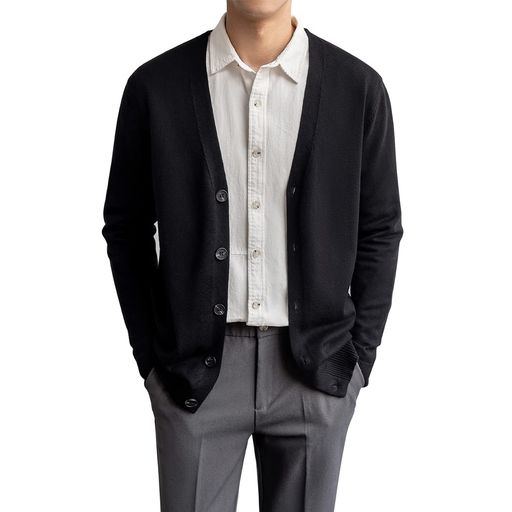 【100%綿】肌触りの良いコットン100%のカーディガンなら、ウールのようなチクチク感がないので、敏感肌の方も安心して着ていただけます。コットンは汗や水分をよく吸収し、通気性や耐熱性、耐洗濯性に優れているで幅広いアイテムに使われています。伸...