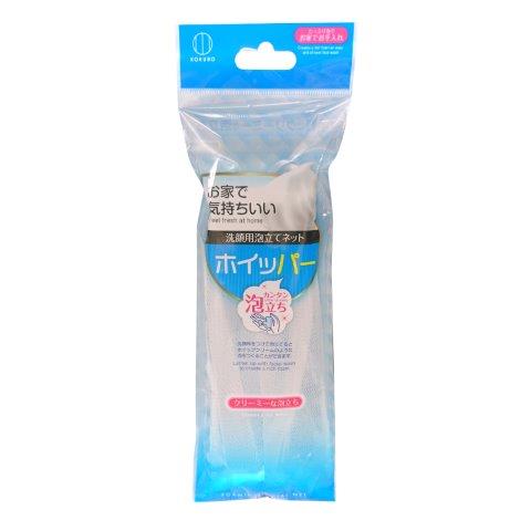 KOKUBO が2001年に発売のロングセラー商品！ 洗顔料をすばやくきめ細かく泡立たせるポリエチレン製のネットです。 洗顔料をつけ、少量の水を加えてもむだけでホイップクリームのような濃密泡が作れます。 豊かな泡が肌表面の汗や汚れ、過剰な皮脂、古い角質などの老廃物をやさしく包み、肌に負担をかけずにすっきりと洗うことができます。 現在主流となっているスカートのような形の洗顔用泡立てネットは、KOKUBO が2001年に発売以来20年を超えるロングセラー商品です。 パッケージ・内容等予告なく変更する場合がございます。予めご了承ください。 名称 洗顔用泡立てネット ホイッパー 1379 内容量 1個 素材 本体：ポリエチレン リング：ナイロン リボン：ポリエステル ワッシャー：ポリアセタール 耐熱温度 約90度 ご使用方法 1.ネットをぬらして指先で挟み、手のひらに広げます。 2. 洗顔料をつけて泡立てます。 3. 泡立ったらもう一方の手ですべらせます。 4. 泡を手のひらにとって洗顔してください 。 区分 日本製/日用雑貨 メーカー KOKUBO 広告文責 株式会社LUXSEED 092-710-7408 配送について 代金引換はご利用いただけませんのでご了承くださいませ。 通常ご入金確認が取れてから3日&#12316;1週間でお届けいたしますが、物流の状況により2週間ほどお時間をいただくこともございます また、この商品は通常メーカーの在庫商品となっておりますので、メーカ在庫切れの場合がございます。その場合はキャンセルさせていただくこともございますのでご了承くださいませ。 送料 送料無料