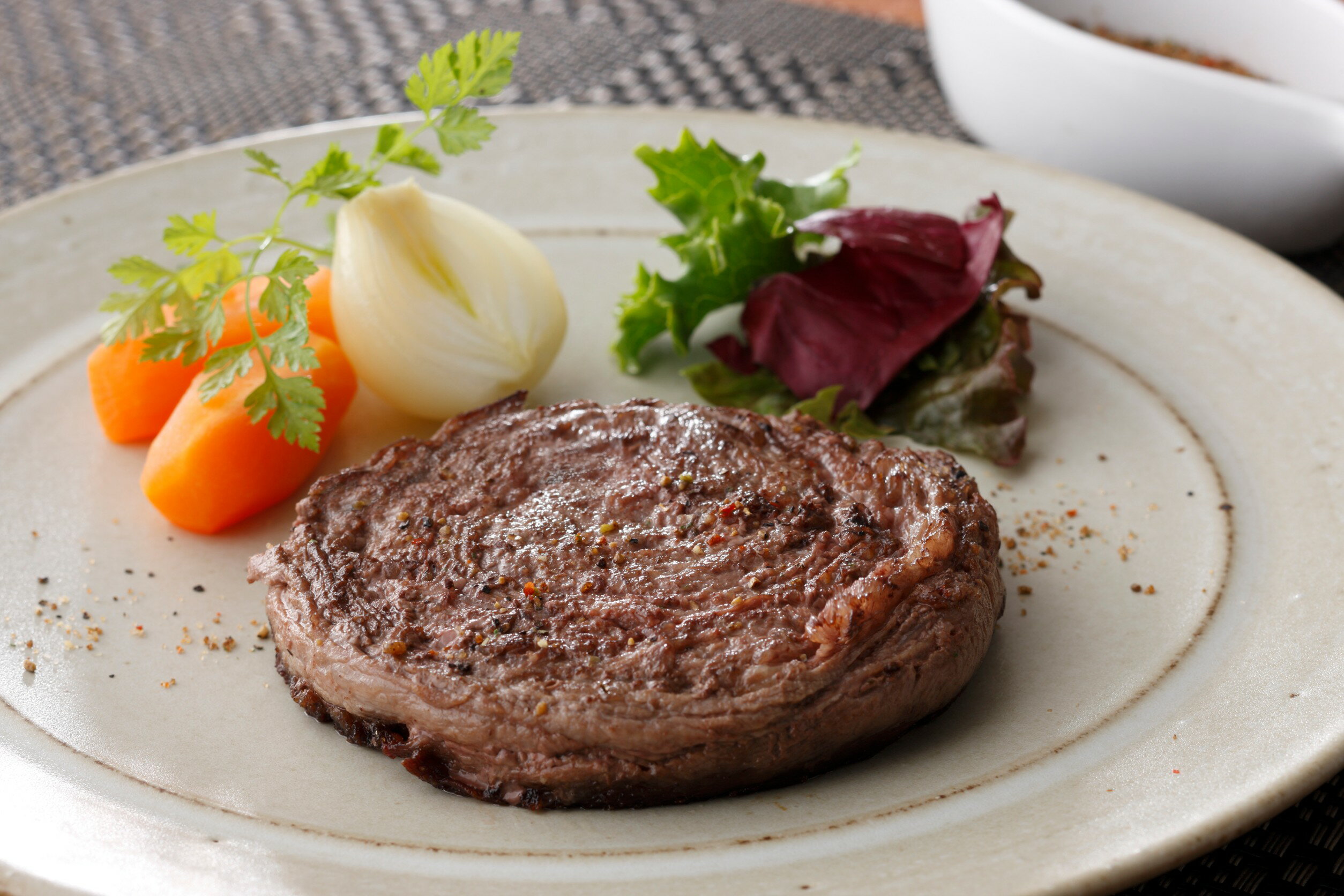 訳ありSALE スギモト 黒毛和牛ロールステーキ. 1枚 80g、（ミックススパイス2g付き）【賞味期限2025年3月11日】【冷凍配送】 お試し セール お得商品 お買い得 在庫限り 数量限定のサムネイル