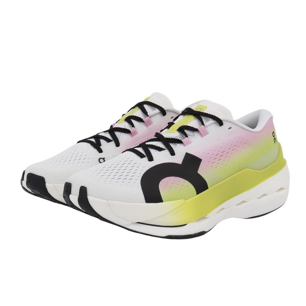 ●素材:【アッパー】合成繊維 【アウトソール】ゴム底/合成底●ベトナム製●重さ:296g(26.5cm片足)●プロネーション:ニュートラル●用途:ラン&ウォーク(1kmを約5〜7分で走る方向け)●ワイズ:レギュラー　2E相当●安定性◎●マラソンを走るすべてのランナーのために作られたスーパーシューズ。最大級のクッション性と高い反発力で完走をサポートします。【商品の購入にあたっての注意事項】【こちらの商品について】※シューズの製造過程で、接着剤の付着や縫製のズレ・歪みを生じている場合がありますが、使用上問題無いと判断したものを販売しております。あらかじめご了承のうえ、お買い求めください。※靴ひもの長さについては、左右10cm以内の差までは弊社許容内とさせていただいております。左右の紐に10cm以上の差がある場合はメールにてお問い合わせください。※一部商品において弊社カラー表記がメーカーカラー表記と異なる場合がございます。※ブラウザやお使いのモニター環境により、掲載画像と実際の商品の色味が若干異なる場合があります。※掲載の価格・製品のパッケージ・デザイン・仕様について、予告なく変更することがあります。あらかじめご了承ください。