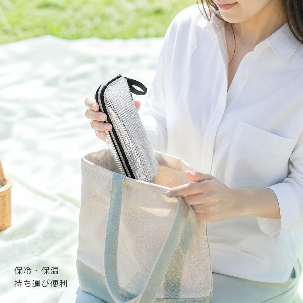ペットボトルカバー 保冷 500ml 600ml 700ml対応 両面アルミ 結露対策 ■ 一般的な片面アルミ仕様ではなく、両面アルミと内側マイクロファイバーを組み合わせ、保冷と結露対策を両立しました。 ■ 500mlの定番サイズから600ml・700ml前後の大容量ペットボトルまで対応します。 ■ 使用環境により最大9時間後でも氷が残る保冷力。飲み物の冷たさを長時間キープします。 ■ 持ち手として使えるストラップ付き。通勤、通学、遠足、スポーツ、アウトドアに便利です。 ※使用環境や接続機器により、使用感・動作条件は異なります。商品画像と仕様をご確認のうえご注文ください。ペットボトルカバー 保冷 500ml 600ml 700ml対応 両面アルミ 結露対策 ■ 一般的な片面アルミ仕様ではなく、両面アルミと内側マイクロファイバーを組み合わせ、保冷と結露対策を両立しました。 ■ 500mlの定番サイズから600ml・700ml前後の大容量ペットボトルまで対応します。 ■ 使用環境により最大9時間後でも氷が残る保冷力。飲み物の冷たさを長時間キープします。 ■ 持ち手として使えるストラップ付き。通勤、通学、遠足、スポーツ、アウトドアに便利です。 ※使用環境や接続機器により、使用感・動作条件は異なります。商品画像と仕様をご確認のうえご注文ください。