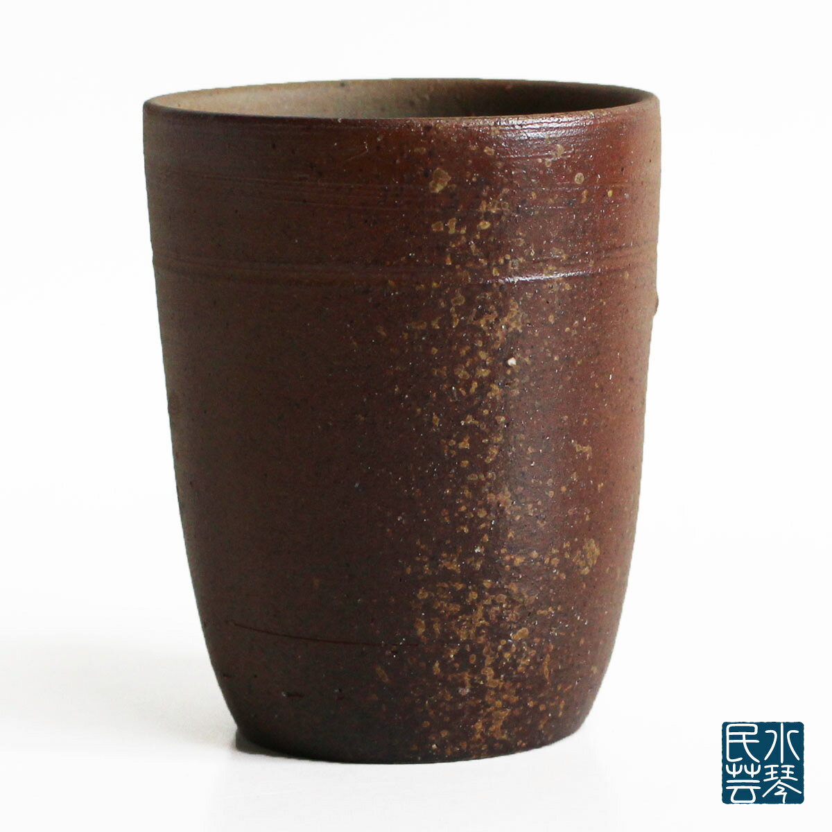 商品詳細 材質 せっき 寸法 約 直径10cm×高さ8cm、口径10cm、底径5.5cm※焼き物の性質上、多少の個体差があります。 重量 約 200g前後 容量 約 220～230cc前後 カラー 桟切(さんぎり) 生産 日本（備前・岡山） 作家 嶋大祐(しまだいすけ)信楽で修行後、父・幸博氏に師事。伝統を守りつつ新たな表現に挑む、新進気鋭の若き備前焼作家。 梱包 ラッピング(有料)と熨斗をご希望の方はご注文の際に選択してください。 ラッピングについてはこちら 備考 《 お取り扱い 》 電子レンジ ○ / 食洗機 ○ / 直火 × 《 商品特性について 》 一点一点個体差がございます。お手元に届くまで楽しみにお待ちください。 商品属性についてはこちら 【関連キーワード】 正月 年賀 母の日 父の日 御中元 敬老の日 クリスマス 誕生日 結婚祝い 出産祝い 新築祝い 引っ越し祝い 就職祝い 退職祝い 内祝い 岡山 備前焼 陶器 食器 オシャレ 渋い 映える ギフト プレゼント