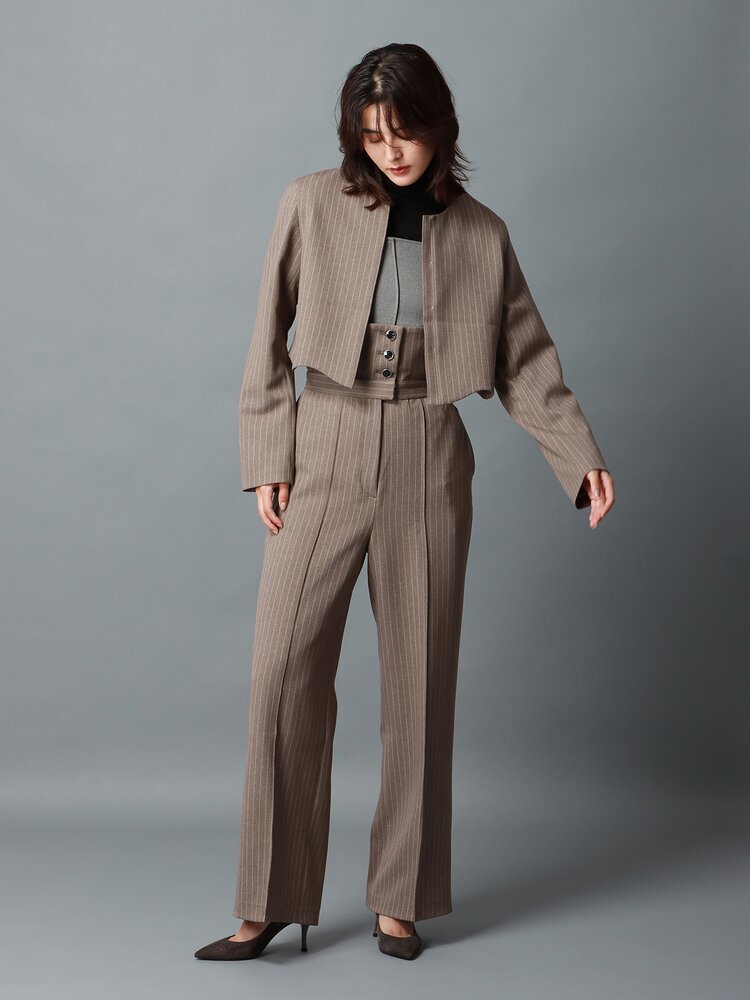 CIS． ノーカラーブルゾン ウォッシャブル ストレッチ ポリエステルツイル ストライプ ホワイト スーツスクエア