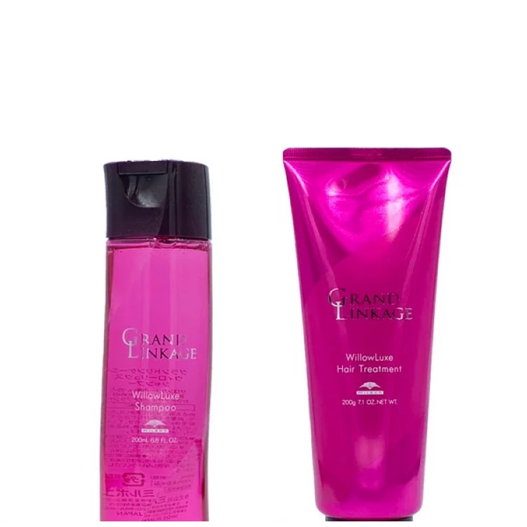 商品名 【MILBON 】ミルボン グランドリンケージ ウィローリュクス シャンプー 200ml ヘアトリートメント 200g セット 内容量 200ml 200g 商品説明 サロンカラー直後の色ツヤとまとまりが持続 ●サロンカラー直後のキレイな毛髪形状を固定する「ボタニカルボンディングテクノロジー」により、アルカリで切断されたタンパク質に、新たに強固な結合を形成し、流出を抑制します。 ●柔軟性を与える『水溶性コラーゲン』により、サロンカラーのキレイな形を保ちます。 ●水道水の塩素害を中和し、日々の洗髪による褪色を防ぐ『モモ葉エキス』により、サロンカラーのキレイな色ツヤを保ちます。 ●微量塩素による褪色をおさえ、やわらかなまとまりを与えます。 ●毛髪をしっとりやわらかに洗い上げます。硬毛／クセ毛向け。 ●グリーンアップルを基調とした、気分が上がるエアリーフローラルの香り。 成分 シャンプー 水・ラウレス硫酸Na・DPG・オレフィン(C14-16)スルホン酸Na・イソステアラミドプロピルベタイン・ラウレス-6酢酸Na・コカミドプロピルベタイン・コカミドメチルMEA・モモ葉エキス・水溶性コラーゲン・ジラウロイルグルタミン酸リシンNa・ラウロイルアスパラギン酸Na・PCAイソステアリン酸PEG-40水添ヒマシ油・ラウリルヒドロキシスルタイン・ラウレス-11酢酸Na・グリチルリチン酸2K・サクシニルグリチルレチン酸2Na・ココイルイセチオン酸Na・ポリクオタニウム-10・塩化Na・クエン酸・BG・グリセリン・水酸化K・メチルクロロイソチアゾリノン・メチルイソチアゾリノン・香料 トリートメント 水・セタノール・ステアリルアルコール・ステアルトリモニウムクロリド・アモジメチコン・ホホバ油・ムラサキバレンギクエキス・モモ葉エキス・ヒドロキシエチルウレア・カンゾウ根エキス・ミリスチン酸オクチルドデシル・クオタニウム-33・ジココジモニウムクロリド・ジステアリルジモニウムクロリド・BG・オレス-2・ベニバナ黄・イソプロパノール・エタノール・水酸化K・EDTA-2Na・メチルクロロイソチアゾリノン・メチルイソチアゾリノン・(クロロフィリン/銅)複合体・香料 使用方法 シャンプーを手のひらで泡立て、髪と頭皮をマッサージします。その後流します。 トリートメントを毛先を中心に塗布し、よくもみ込み ながら中間までなじませます。その後 流します。 ご使用の際は必ず箱の内側にある使用説明書をよく読んで正しくお使いください。 使用上の注意 使用方法など問い合わせはお受けしておりません 頭皮に傷・はれもの・湿疹等の異常があるときは、使用しないで下さい。 目に入ったときは、すぐに洗い流して下さい。 使用中や使用後に刺激等の異常があらわれたときは、使用を中止し、皮膚科専門医などへご 相談をおすすめします。 本品使用法以外の使用はしないで下さい。 またメーカーにてパッケージなど急なデザイン変更がある場合がございます メーカー ミルボン 区分 日本製／化粧品 分類 ヘアケア 広告文責 スエヒロ工業（株）【MILBON 】ミルボン グランドリンケージ ウィローリュクス シャンプー 200ml ヘアトリートメント 200g セット 商品名 【MILBON 】ミルボン グランドリンケージ ウィローリュクス シャンプー 200ml ヘアトリートメント 200g セット 内容量 200ml 200g 商品説明 サロンカラー直後の色ツヤとまとまりが持続 ●サロンカラー直後のキレイな毛髪形状を固定する「ボタニカルボンディングテクノロジー」により、アルカリで切断されたタンパク質に、新たに強固な結合を形成し、流出を抑制します。 ●柔軟性を与える『水溶性コラーゲン』により、サロンカラーのキレイな形を保ちます。 ●水道水の塩素害を中和し、日々の洗髪による褪色を防ぐ『モモ葉エキス』により、サロンカラーのキレイな色ツヤを保ちます。 ●微量塩素による褪色をおさえ、やわらかなまとまりを与えます。 ●毛髪をしっとりやわらかに洗い上げます。硬毛／クセ毛向け。 ●グリーンアップルを基調とした、気分が上がるエアリーフローラルの香り。 成分 シャンプー 水・ラウレス硫酸Na・DPG・オレフィン(C14-16)スルホン酸Na・イソステアラミドプロピルベタイン・ラウレス-6酢酸Na・コカミドプロピルベタイン・コカミドメチルMEA・モモ葉エキス・水溶性コラーゲン・ジラウロイルグルタミン酸リシンNa・ラウロイルアスパラギン酸Na・PCAイソステアリン酸PEG-40水添ヒマシ油・ラウリルヒドロキシスルタイン・ラウレス-11酢酸Na・グリチルリチン酸2K・サクシニルグリチルレチン酸2Na・ココイルイセチオン酸Na・ポリクオタニウム-10・塩化Na・クエン酸・BG・グリセリン・水酸化K・メチルクロロイソチアゾリノン・メチルイソチアゾリノン・香料 トリートメント 水・セタノール・ステアリルアルコール・ステアルトリモニウムクロリド・アモジメチコン・ホホバ油・ムラサキバレンギクエキス・モモ葉エキス・ヒドロキシエチルウレア・カンゾウ根エキス・ミリスチン酸オクチルドデシル・クオタニウム-33・ジココジモニウムクロリド・ジステアリルジモニウムクロリド・BG・オレス-2・ベニバナ黄・イソプロパノール・エタノール・水酸化K・EDTA-2Na・メチルクロロイソチアゾリノン・メチルイソチアゾリノン・(クロロフィリン/銅)複合体・香料 使用方法 シャンプーを手のひらで泡立て、髪と頭皮をマッサージします。その後流します。 トリートメントを毛先を中心に塗布し、よくもみ込み ながら中間までなじませます。その後 流します。 ご使用の際は必ず箱の内側にある使用説明書をよく読んで正しくお使いください。 使用上の注意 使用方法など問い合わせはお受けしておりません 頭皮に傷・はれもの・湿疹等の異常があるときは、使用しないで下さい。 目に入ったときは、すぐに洗い流して下さい。 使用中や使用後に刺激等の異常があらわれたときは、使用を中止し、皮膚科専門医などへご相談をおすすめします。 本品使用法以外の使用はしないで下さい。 またメーカーにてパッケージなど急なデザイン変更がある場合がございます メーカー ミルボン 区分 日本製／化粧品 分類 ヘアケア 広告文責 スエヒロ工業（株） ■ 関連アイテムはこちらから ■