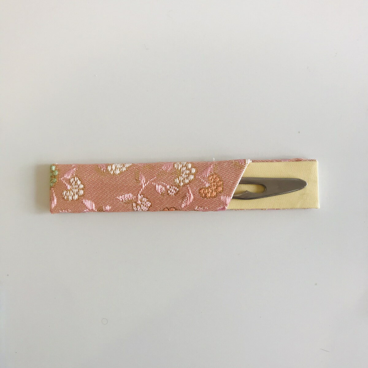 Other - 菓子切 化繊 松透かしステンレス楊枝付き(ピンク系色)1本