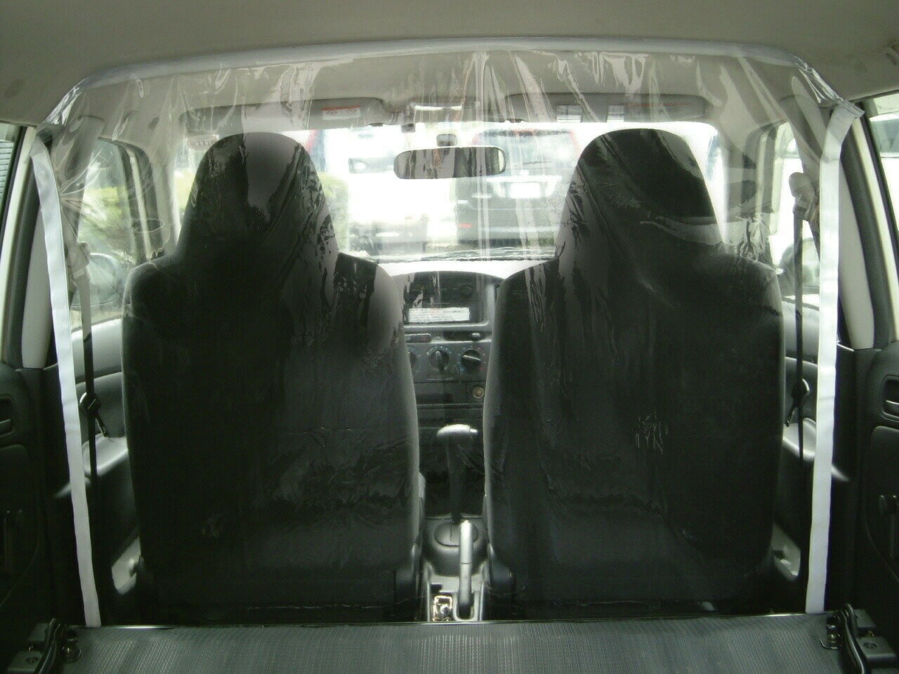 飛沫防止透明間仕切りシート車内用 1.28×1.3m