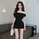 キャミソール ワンピース かわいい 夏の レディース 黒い ワン ショルダーサスペンダー ドレス ホット ガールの なは ウエストを 細くする ナイトクラブの 魅惑的 ヒップ ショート スカートを 着用 します
