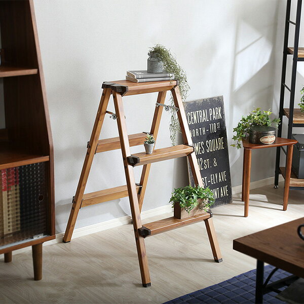 空間にフィットするSTEPSTOOL。お部屋のインテリアに溶け込みながら照明の掃除や電球の取替えなど生活の不便を解消！組み立て要らずの完成品。折り畳み式でコンパクトに収納可能。アルミ製で軽量の為、女性でも片手で持ち運びができ移動も簡単！※北...