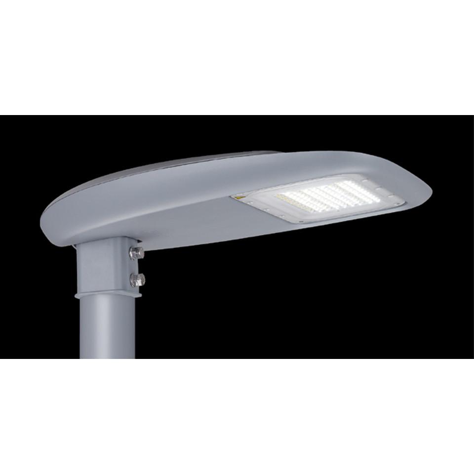 品名 LED道路灯　　　　　　　　　　　　品種名 LED外構器具カテゴリ情報 道路灯定格電圧 100V〜242V光色（相関色温度、平均演色評価数） 昼光色（5700K Ra:70）光束維持時間 60,000時間(光束維持率80%)器具光束 11000 lm定格消費電力 82.0W(100V) 82.0W(200V) 82.0W(242V)エネルギー消費効率 134.1lm/W(100V) 134.1lm/W(200V) 134.1lm/W(242V)HZ適合 50/60仕様1名称 本体仕様1材質 アルミダイカスト仕様1仕上げ 標準色：グレー（RAL7040）※類似色：日塗工番号　□72-60D（□は年度番号）仕様2名称 下面カバー仕様2材質 ポリカーボネート仕様2仕上げ 標準色：グレー（RAL7040）※類似色：日塗工番号　□72-60D（□は年度番号）補助点灯装置 電源ユニット内蔵その他備考 保護等級：IP66その他備考 耐雷サージ：15kV（コモンモード）その他備考 使用温度範囲：−40℃〜50℃その他備考 落下防止ワイヤー付その他備考 初期照度補正機能付(80％)
