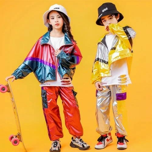 キッズダンス衣装 キッズダンス衣装 トップス 男女兼用 ダンス 衣装 ヒップホップ ジャケット ガールズ キッズ 韓国 かっこいい 子供服 演出服 派手 ジャケット+ズボン 男女兼用で使える かっこいいヒップホップダンス衣装 ダンスのステージで目立つこと間違いなしの、韓国風デザインの派手な演出用ジャケットとズボンのセットです。男の子でも女の子でも同じように着こなせ、発表会やイベントでかっこいい姿を演出できます。低価格で本格的なダンススタイルが楽しめます。 商品について ダンスのステージで目立つこと間違いなしの、韓国風デザインの派手な演出用ジャケットとズボンのセットです。男の子でも女の子でも同じように着こなせ、発表会やイベントでかっこいい姿を演出できます。低価格で本格的なダンススタイルが楽しめます。 セット内容 ・ダンス用ジャケット ・ダンス用ズボン サイズ・仕様 カラー 自動選択 サイズ 自動選択 ブランド 1 ※サイズは採寸方法や製造時期により、若干の誤差が生じる場合があります。 こだわりのディテール 男女兼用デザイン 性別を問わず着用できるシンプルかつかっこいいデザインで、兄弟姉妹で共有も可能です。 派手な演出向け ステージ上で目立つデザインなので、発表会やイベントの演出衣装にぴったりです。 韓国風おしゃれ トレンドの韓国子供服スタイルで、最新のかっこいいダンスファッションを楽しめます。 おすすめの使い方 ヒップホップダンス／発表会／イベント演出／練習着／ステージ衣装 ギフトにもおすすめ 誕生日／ダンス発表会祝い／クリスマス／記念日／贈り物 ご購入前に必ずご確認ください ・サイズは自動選択のため、動きやすいゆとりのあるサイズを選んでください ・カラーは自動選択の中からステージに合う色をお選びください ・洗濯の際は他の衣類と分けて洗ってください ・装飾部分が引っかからないようご注意ください ・長時間の直射日光は色あせの原因になります