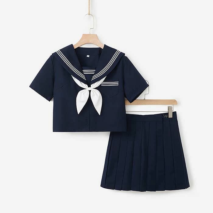 紺色セーラー3点フルセット セーラー服 3点セット ハロウィン コスプレ 衣装 仮装 制服 学生服 コスチューム 三本 紺 長袖＆半袖 スカート 上下セット 女子制服 JK制服 高校生 可愛い レディース 大人 コスプレ衣装 学園祭 文化祭 スクール制服 コスチューム衣装 定番紺色の三本ラインセーラー3点セット 紺地に三本ラインの正統派セーラー服3点セットで、長袖と半袖から季節に合わせて選べます。大人から高校生まで馴染むデザインで、ハロウィンや学園祭のコスプレに最適です。1円の超お得価格でイベント衣装が揃います。 商品について 紺地に三本ラインの正統派セーラー服3点セットで、長袖と半袖から季節に合わせて選べます。大人から高校生まで馴染むデザインで、ハロウィンや学園祭のコスプレに最適です。1円の超お得価格でイベント衣装が揃います。 セット内容 ・セーラー服トップス（長袖または半袖） ・ロングスタンダード丈スカート ・リボン襟飾り サイズ・仕様 カラー 自動選択 サイズ 自動選択 ブランド 1 ※サイズは採寸方法や製造時期により、若干の誤差が生じる場合があります。 こだわりのディテール スタンダード丈で安心 過度に短くないスカート丈で、イベント会場でも安心して動き回れるデザインになっています。 季節問わず使える 長袖と半袖の両方から選択でき、春の文化祭から秋のハロウィンまでオールシーズン活躍します。 着心地の良い生地 肌触りの良い生地を使用し、長時間の着用でも疲れにくくイベントを存分に楽しめます。 おすすめの使い方 ハロウィン仮装／学園祭衣装／文化祭コスプレ／スクールイベント／撮影用衣装 ギフトにもおすすめ 誕生日／学園祭お祝い／クリスマスプレゼント／記念日／コスプレ好きへの贈り物 ご購入前に必ずご確認ください ・サイズは自動選択のため、注文時に希望のサイズを指定してください ・洗濯後は形を整えて陰干しすることを推奨します ・鋭利なものに引っ掛けると生地が破れる恐れがあります ・色味は生産ロットにより若干の違いが生じる場合がございます ・着用の際は過度な引っ張りにご注意ください
