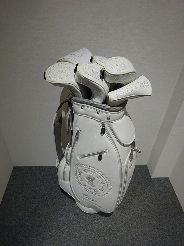 メンズ ダンスウィズドラゴン DANCE WITH DRAGON　キャディバッグセット ホワイト（7点セット）（キャディバッグ1点、ヘッドカバー1点、FWカバー2点、UTカバー2点、パターカバー1点）【2021年春夏】【送料無料・代引き手数料無料】 カジュアル ゴルフ ギフト プレゼントにも
