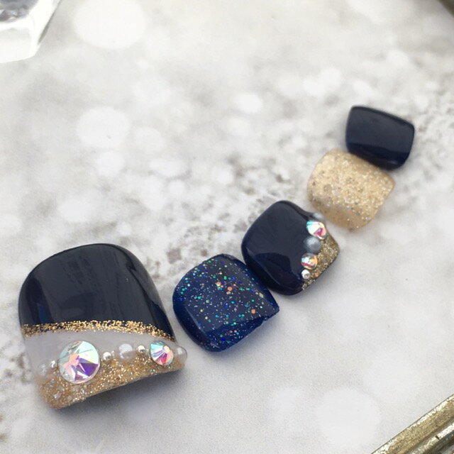 ペディチップ｜ネイビー斜めストーンネイルサイズが選べるペディキュアつけ爪ジェルネイルでワンランク上のチップを是非！浴衣やビーチに！