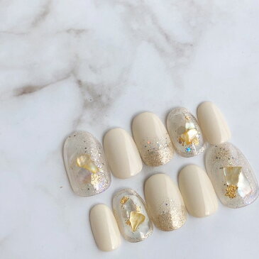 ネイルチップ つけ爪 デザイン かわいい ショート ロング シンプル 成人式 nail プレゼント 母 短い爪 小さい爪 大きい爪 ベリーショート ちび爪 結婚式 ウェディング 付け爪　ジェルネイル●アイボリークラッシュシェルストーンゴールド囲みネイル a/n