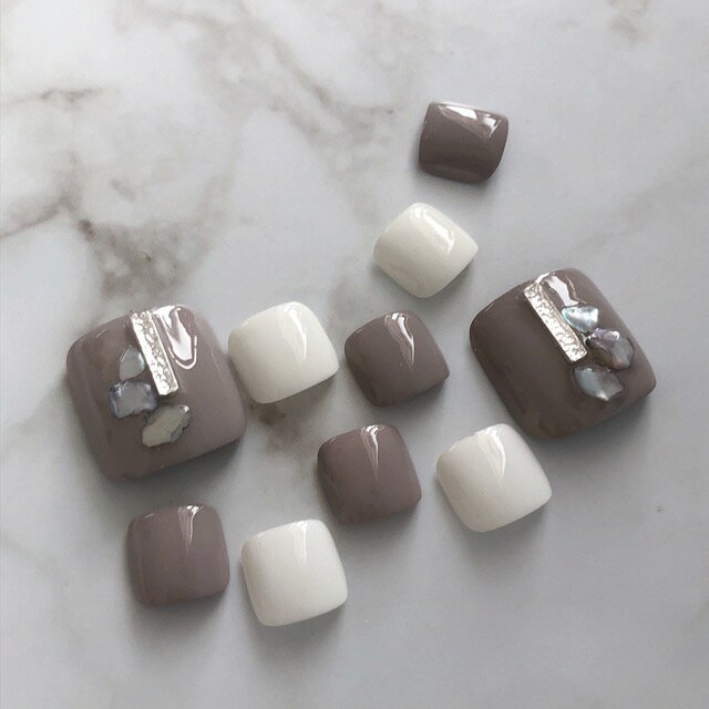 フットネイル ネイルチップ ペディチップ　フットチップ 足用ネイルチップサイズが選べるペディキュアつけ爪ジェルネイルでサロンクオリティ！夏ネイル　花火大会や浴衣　旅行 フルセットトレンドネイル【1751】パールグレージュシルバープレートシェル　b/s