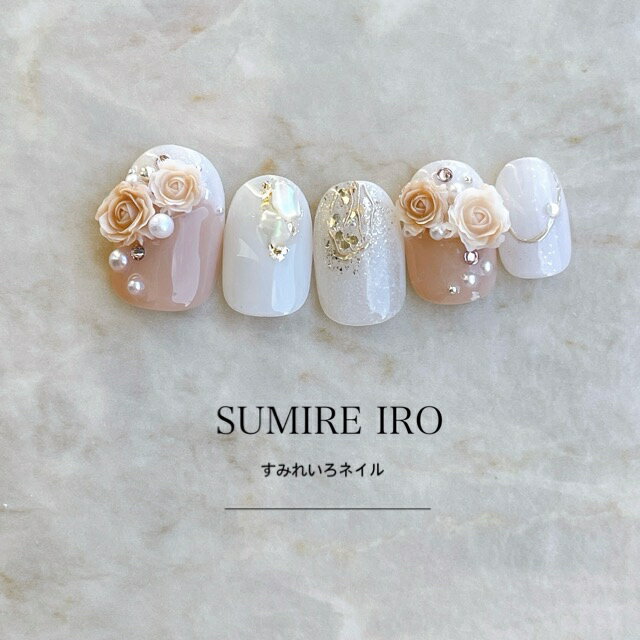 サイズオーダー商品でぴったりネイル アクセサリー感覚で取り外し 使い捨てじゃない！繰り返し何度も使える！ ※使用状況により使用可能回数には個人差があります。 ■商品内容 　　・手の爪のチップ10枚セット 　　・両面テープ1回分 　　・チップの説明書付初めてでも安心♪ ■商品特徴 　　ジェルコートが人気の理由 　　トップコート仕上げとはまったくつやが 　　違います。そしてそのつや感が 　　トップコート仕上げよりも長持ちします。 　　全体をジェルコートで強度もUP! 　　ストーン等も取れにくくアート長持ち！ 　　スワロフスキーや上質素材使用 　　宝石のような輝きのスワロフスキーを使用 　　指先は目に留まりやすいからこそ 　　本格素材にこだわりました。 　　　　　※デザインにより使用素材は異なります。 　　その日のファッションに合わせて 　　気軽にコーディネート出来るのは 　　ネイルチップだからこそ！！ 　　オフィスネイルやお出かけネイルで 　　おしゃれを思いっきり楽しんで下さい。 　　普段はネイルが出来ないあなたに 　　ネイルチップなら貼るだけですぐに 　　本格ネイルの出来上がり！ 　　普段はネイルが出来ない方も 　　忙しくてサロンに行けない方にもぴったり☆ ■チップサイズ(横幅)　 　　無料サンプルチップで測定の場合 　　サンプルチップのみを先に発送します。 　　サンプル到着後サイズを測り 　　サイズ番号をメールでご返信ください。 　　番号確認後製作をします。 　　自爪を図られて備考欄に記入の場合 　　爪横幅の一番広い部分をカーブに沿って 　　メジャーでお測り頂きプラス1mmした寸法を 　　注文時の備考欄にご入力ください。 　　一番近いサイズでお作りします。 　　固定のサイズから選ぶ場合 　　下記の表を参考にしてください。 　　爪横幅の一番広い部分をカーブに沿って 　　メジャーでお測り頂きプラス1mmした 　　寸法をお選びください。 　　やすりでサイドを削り微調整もしていた 　　いただけます。 　　(※やすりは同封されていません。） 親指から順に（単位：mm）　 （サイズはチップの種類により多少前後します） 　　 ■チップタイプ　 ＜詳しくはこちら＞ ｜おそろいのペディチップ（足のチップ）｜ 　手と同じデザインのペディチップをお作りします！こちら＞ ｜新作デザイン｜check！