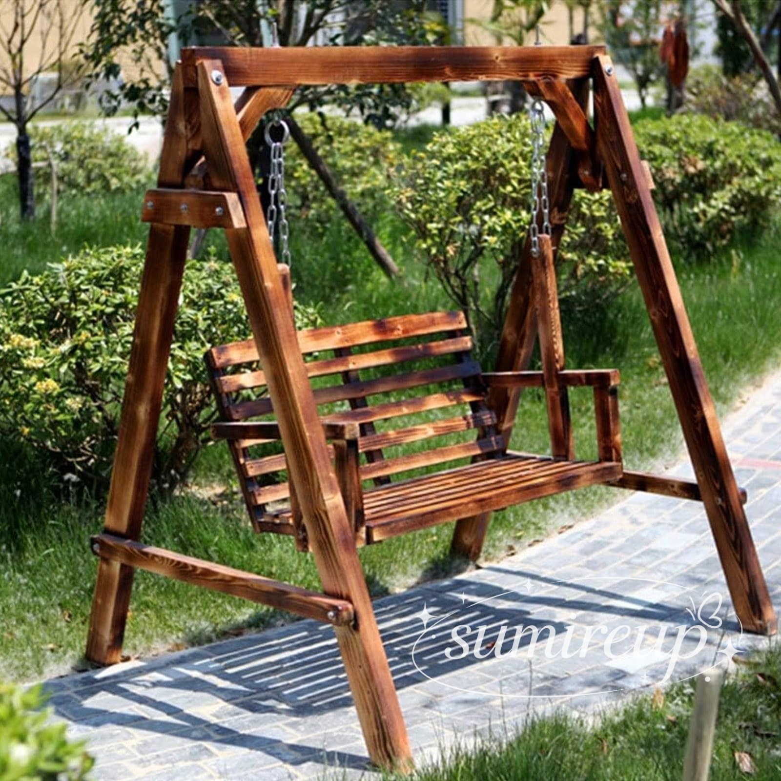 【高品質素材】木製屋外ブランコは高品質の無垢材で作られており、高温で乾燥され、防錆処理が施されており、強い耐候性と風雨に対する耐性を備えています。長期間屋外にさらされても、安定した構造と美しい外観を維持できます。自然で環境に優しい木の質感は、中庭に自然な牧歌的な雰囲気を加え、エレガントで快適なライフスタイルを強調します。晴れた午後でも、さわやかな夜でも、このブランコに乗って屋外の平和と快適さを楽しむことができます。【快適で耐久性】ガーデンブランコ構造的なデザインは美しいだけでなく、機能的でもあり、家族や友人が一緒に屋外で時間を過ごすのに理想的な選択肢です。家族みんなで過ごすアウトドアタイムや友人との集まりなど、さまざまなアウトドアレジャーのニーズに応え、くつろぎと快適な空間を提供します。【ステンレスチェーン】ガーデンスイングチェア サスペンションシステムとして高品質の厚みのある金属を使用し、チェーンは防錆処理が施されており、強力な耐食性を備えており、湿気の多い環境でも長期間にわたって強くて耐久性を維持できます。重い重量に耐えることができ、安定して安全です。同時に、チェーンとシートの接続部は精密に加工されており、全体の安全性が向上するだけでなく、使用感も向上し、あらゆる揺れがスムーズでスムーズです。【ワイドシート】木製 ブランコ広々とした快適なシートデザインにより、このスイングに優れたサポートを提供します。シートは人間工学に基づいて設計されており、木製のスラットは適度な間隔で配置されており、通気性と優れた背中のサポートを確保しています。一人でプライベートな時間を楽しむときも、家族や友人と気軽に会話するときも、快適な時間をお過ごしいただけます。【複数のシナリオに適用】コンパクトで合理的なデザインで、スペースをとらずに快適さのニーズを満たすことができ、中庭、テラス、さらにはバルコニーなどのさまざまな屋外環境への設置に適しています。庭の一角として、またテラスのレジャーエリアとして、快適なくつろぎの空間を提供し、アウトドアライフの質を高めます。この木製の屋外ブランコは高品質の無垢材で作られており、シンプルでナチュラルなデザインスタイルと組み合わせて、庭やテラスにユニークな牧歌的なスタイルを加えます。スイングの木材には、さまざまな過酷な気象条件の影響に耐えられるよう、特別な防錆処理と抗紫外線処理が施されています。人間工学に基づいた広々としたシートデザインは、優れた快適性をもたらし、1～2人で同時に使用するのに適しており、家族や友人とリラックスしたアウトドア時間を楽しむことができます。全体のデザインは機能性だけでなく、丁寧に磨き上げられた木の質感が、ガーデンやテラスなどさまざまなアウトドアシーンに溶け込み、アウトドアライフに最適です。一人で静かな時間を楽しむ場合でも、家族や友人と充実した時間を過ごす場合でも、快適でリラックスした体験をもたらします。製品仕様製品名: ブランコ 木製、ガーデンブランコ、ブランコ 屋外素材:高品質の無垢材サイズ:140x120x152cm重量:18KGパッケージリスト: ブランコ 木製x1【ご注意】1. ご到着後、製品に不具合やトラブルがございましたら、どうぞご遠慮なくご連絡くださいますようお願い申し上げます。24時間以内にご返信のうえ、最適な解決策をご案内申し上げます。2. サイズにつきましては実測による計測のため、1～3cm前後の誤差が生じる可能性がございます。何卒ご了承賜りますとともに、実際の商品を基準としてご確認いただけますと幸いです。3. ご使用のモニター環境や撮影時の照明角度の影響により、実際の色合いが掲載写真と多少異なることがございます。予めご理解のほどお願いいたします。【高品質素材】木製屋外ブランコは高品質の無垢材で作られており、高温で乾燥され、防錆処理が施されており、強い耐候性と風雨に対する耐性を備えています。長期間屋外にさらされても、安定した構造と美しい外観を維持できます。自然で環境に優しい木の質感は、中庭に自然な牧歌的な雰囲気を加え、エレガントで快適なライフスタイルを強調します。晴れた午後でも、さわやかな夜でも、このブランコに乗って屋外の平和と快適さを楽しむことができます。【快適で耐久性】ガーデンブランコ構造的なデザインは美しいだけでなく、機能的でもあり、家族や友人が一緒に屋外で時間を過ごすのに理想的な選択肢です。家族みんなで過ごすアウトドアタイムや友人との集まりなど、さまざまなアウトドアレジャーのニーズに応え、くつろぎと快適な空間を提供します。【ステンレスチェーン】ガーデンスイングチェア サスペンションシステムとして高品質の厚みのある金属を使用し、チェーンは防錆処理が施されており、強力な耐食性を備えており、湿気の多い環境でも長期間にわたって強くて耐久性を維持できます。重い重量に耐えることができ、安定して安全です。同時に、チェーンとシートの接続部は精密に加工されており、全体の安全性が向上するだけでなく、使用感も向上し、あらゆる揺れがスムーズでスムーズです。【ワイドシート】木製 ブランコ広々とした快適なシートデザインにより、このスイングに優れたサポートを提供します。シートは人間工学に基づいて設計されており、木製のスラットは適度な間隔で配置されており、通気性と優れた背中のサポートを確保しています。一人でプライベートな時間を楽しむときも、家族や友人と気軽に会話するときも、快適な時間をお過ごしいただけます。【複数のシナリオに適用】コンパクトで合理的なデザインで、スペースをとらずに快適さのニーズを満たすことができ、中庭、テラス、さらにはバルコニーなどのさまざまな屋外環境への設置に適しています。庭の一角として、またテラスのレジャーエリアとして、快適なくつろぎの空間を提供し、アウトドアライフの質を高めます。この木製の屋外ブランコは高品質の無垢材で作られており、シンプルでナチュラルなデザインスタイルと組み合わせて、庭やテラスにユニークな牧歌的なスタイルを加えます。スイングの木材には、さまざまな過酷な気象条件の影響に耐えられるよう、特別な防錆処理と抗紫外線処理が施されています。人間工学に基づいた広々としたシートデザインは、優れた快適性をもたらし、1～2人で同時に使用するのに適しており、家族や友人とリラックスしたアウトドア時間を楽しむことができます。全体のデザインは機能性だけでなく、丁寧に磨き上げられた木の質感が、ガーデンやテラスなどさまざまなアウトドアシーンに溶け込み、アウトドアライフに最適です。一人で静かな時間を楽しむ場合でも、家族や友人と充実した時間を過ごす場合でも、快適でリラックスした体験をもたらします。製品仕様製品名: ブランコ 木製、ガーデンブランコ、ブランコ 屋外素材:高品質の無垢材サイズ:140x120x152cm重量:18KGパッケージリスト: ブランコ 木製x1【ご注意】1. ご到着後、製品に不具合やトラブルがございましたら、どうぞご遠慮なくご連絡くださいますようお願い申し上げます。24時間以内にご返信のうえ、最適な解決策をご案内申し上げます。2. サイズにつきましては実測による計測のため、1～3cm前後の誤差が生じる可能性がございます。何卒ご了承賜りますとともに、実際の商品を基準としてご確認いただけますと幸いです。3. ご使用のモニター環境や撮影時の照明角度の影響により、実際の色合いが掲載写真と多少異なることがございます。予めご理解のほどお願いいたします。