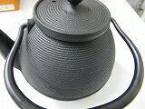 南部鉄急須　壷型筋目 0.5L a cast-iron tea pot　国産浄水竹炭5枚付