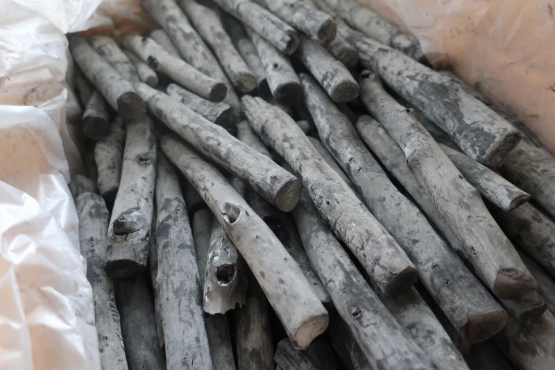 ラオス備長炭　細丸　15kgLサイズ　太さ　2.5cm前後　長さ　20～30cm前後 焼き鳥、焼き肉、炭焼き料理屋さん等に最適です安定した遠赤外線効果が得られ食材の風味を生かします中国備長炭超える人気商品です 。 ☆人気の高級備長炭です☆ ※備長炭は爆ぜる場合がございます。 着火の際はお気を付けください。 高硬度、高火力！ ※返品交換はお受けすることができかねます。ご了承ください。 （着火の際のご注意） 　　 炭を急激に加熱しますと、炭内部の水分が膨張し爆跳する場合がございます。 　　ケガ、火傷等の原因になりますので、ゆっくりと着火して頂きますようお願い致します。 （外箱のデザインについて） 写真の箱は一例です。 箱のデザインは予告なく変更となりますので、お届けする箱とは異なる場合がございます。☆人気の備長炭です☆