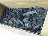上土佐備長炭　樫　3級　3kg　Sサイズ 少量ですので、少しだけ使用したい時に便利です。 信頼のブランドです。 煙少なく、香り良いです。 炭焼き料理、鰻、焼鳥、焼肉などにご使用いただけます。 インテリア、室内装飾、調湿などにも向いています。 **動画・写真につきましては商品の雰囲気を見ていただきたいため掲載しております。内容量が異なる場合がございますのでご注意ください。 （着火の際のご注意） 炭を急激に加熱しますと、炭内部の水分が膨張し爆跳する場合がございます。 ケガ、火傷等の原因になりますので、ゆっくりと着火していただきますようお願いいたします。 （外箱についてのご注意） 写真の箱は一例です。 箱のデザインは予告なく変更となりますので、お届けする箱とは異なる場合がございます。ご了承ください。☆人気の備長炭です☆少量販売　3kg！！