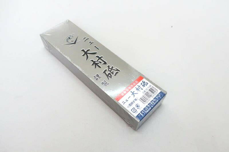 【高級刃物用とぎ石 】ニュー大村砥 　　ニュー大村砥石 30型 荒研ぎ用 荒砥石：粒度150 天然砥石の研ぎ味を実現した天然調荒研ぎ砥石です。 刃物の刃先の修正に使用します。 砥石の表面目立て(ドレッシング)、刃こぼれ修正！ サイズ：　216×59×28mm（30型） 重量：　820g 製造国：　日本生活雑貨 　　　