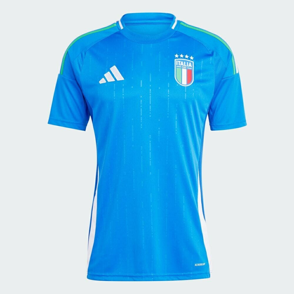 イタリアのユニフォームといえば、青が有名だが、国旗は緑、白、赤の三色。だから、このホームジャージーでは、スリーストライプスに、国のプライドが詰まった有名なイル・トリコローレ（三色）を採用している。ソフトな生地に吸湿性を発揮するAEROREADYテクノロジーを用いた、サポーター向けの一枚。胸のウーブンエンブレムが、イタリアサッカーに対する情熱を表現。