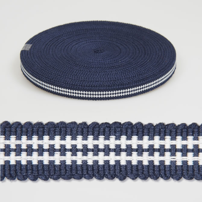 　 寸法 幅：約12mm 長さ：約30m 素材 綿100% ご注意事項 端はハサミで切りっぱなしの処理になります。糸を引っ張ると1cmくらいほどけていきます。 切り売りのご案内 少量しか必要でない方のために、箱紐（平紐）の切り売り販売もやっております。1m単位でご購入可能です。 ＞ 切り売りの箱紐（平紐）はこちら 関連商品 血止め（箱紐・平紐）の商品一覧を表示します 切り売りの箱紐もあります 商品のご購入はこちら