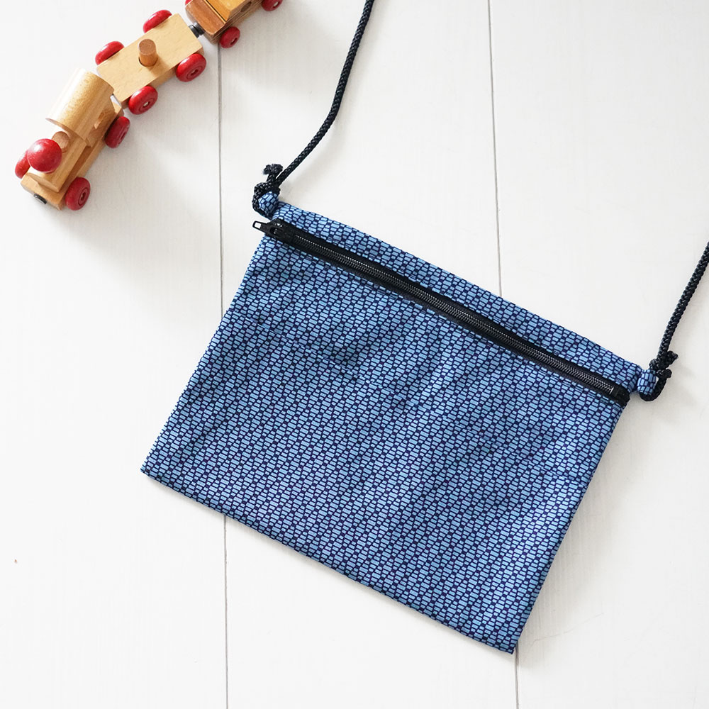 　 　 サイズ 縦 ： 約16.5cm 横 ： 約22.5cm たすき紐の長さ ： 最長約160cm (調節可能) ※当店スタッフによる採寸平置き採寸ですので、実際の商品と若干誤差のある場合がございます。 ※手作り商品のため実際の商品と若干サイズが異なる場合がある場合がございます。 素材 綿 ご注意事項 ■ひもの色とチャックの色は写真と異なる場合がございます。色のご指定はできませんのでご了承ください。 ■大きな生地を裁断して製造していますので、柄の出方は商品によって異なります。 関連商品 類似柄の商品一覧を表示します 商品のご購入はこちら