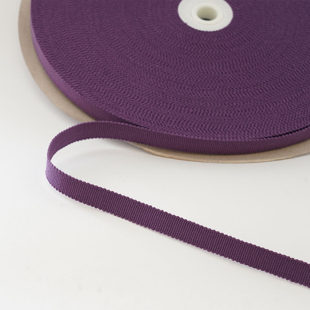 　 寸法 幅：約12mm 長さ：約60m 素材 綿100% ご注意事項 端はハサミで切りっぱなしの処理になります。糸を引っ張ると1cmくらいほどけていきます。 切り売りのご案内 少量しか必要でない方のために、箱紐（平紐）の切り売り販売もやっております。1m単位でご購入可能です。 ＞ 切り売りの箱紐（平紐）はこちら 関連商品 血止め（箱紐・平紐）の商品一覧を表示します 切り売りの箱紐もあります 商品のご購入はこちら