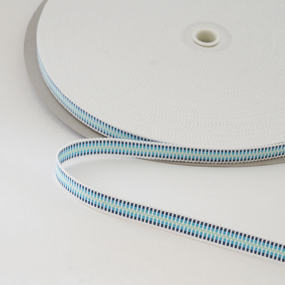 　 寸法 幅：約12mm 長さ：約60m 素材 綿100% ご注意事項 端はハサミで切りっぱなしの処理になります。糸を引っ張ると1cmくらいほどけていきます。 切り売りのご案内 少量しか必要でない方のために、箱紐（平紐）の切り売り販売もやっております。1m単位でご購入可能です。 ＞ 切り売りの箱紐（平紐）はこちら 関連商品 血止め（箱紐・平紐）の商品一覧を表示します 切り売りの箱紐もあります 商品のご購入はこちら